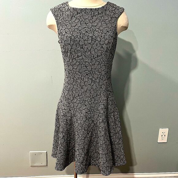 Nanette Lepore Bond Street Gray & Black Floral Lace Print Shift Dress Size 6 - Picture 1 of 6